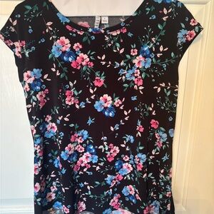 Elle Brand Women’s Floral Blouse-Size Small- Gently Used